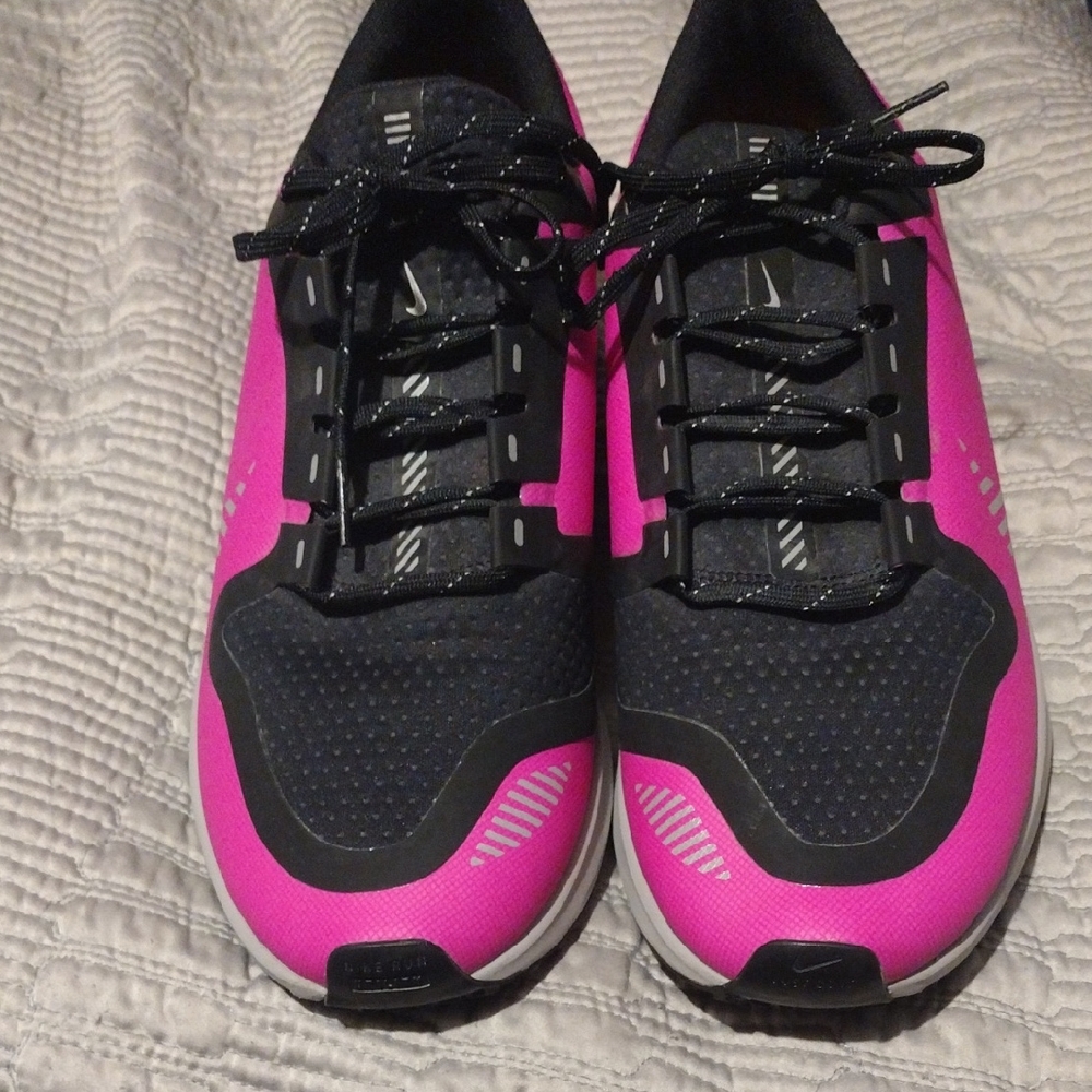 Nike Women's Black and Pink Sneakers